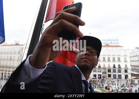 Trey Thompkins de L'équipe de basket-ball Du Real Madrid est vu pendant la célébration. Banque D'Images