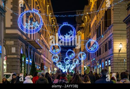 Florence illuminée le soir à l'heure de Noël, Toscane, Italie. Banque D'Images