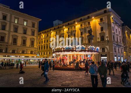 Florence illuminée le soir à l'heure de Noël, Toscane, Italie. Banque D'Images