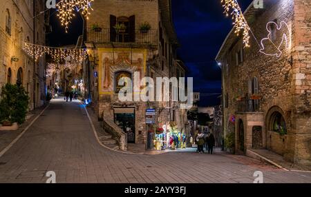 Noël à Assise le soir. Province De Pérouse, Ombrie, Italie. Banque D'Images