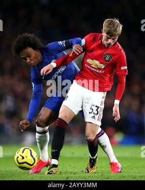 Willian de Chelsea (à gauche) et Brandon Williams de Manchester United affrontent le ballon lors du match de la Premier League à Stamford Bridge, Londres. Banque D'Images