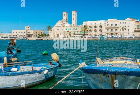 Front de Molfetta avec la Cathédrale. Province de Bari, Pouilles (Pouilles), Italie. Banque D'Images