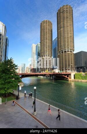 Les gens sur Chicago River Walk avec Marina Towers et Chicago River, Chicago, Illinois, États-Unis. Banque D'Images