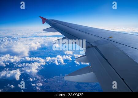 Vue aérienne de l'avion au-dessus des nuages. Banque D'Images