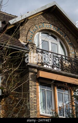 Ancienne maison française élégante dans une banlieue de Paris Banque D'Images