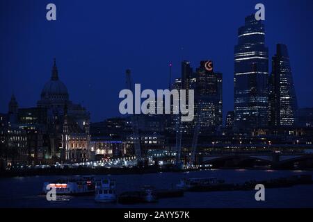 Vue sur le London Skyline depuis le pont de Waterloo, montrant la cathédrale St Paul, la Tour 42, 22 Bishopsgate et le Leadenhall Building (également connu sous le nom de Cheesegrater). Photo PA. Date De L'Image: Lundi 17 Février 2020. Crédit photo devrait lire: Kirsty O'Connor/PA Wire Banque D'Images