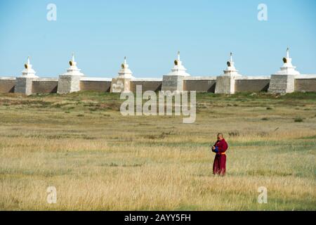 Un jeune moine marche à l'intérieur du monastère d'Erdene Zuu à Kharakhorum (Karakorum), en Mongolie. Banque D'Images