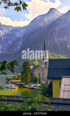 Vue sur le lac dans la ville de Hallstatt Banque D'Images