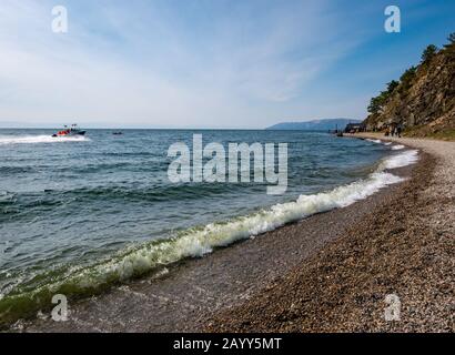 Hors-Bord En Passant Par La Plage De Kamennyy, Le Lac Baikal, La Région D'Irkoutsk, La Sibérie, La Russie Banque D'Images