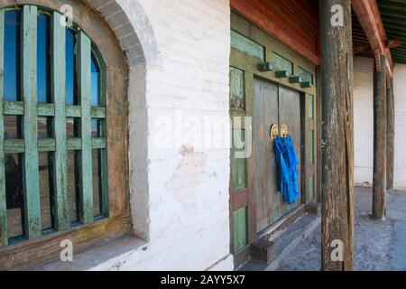 Porte de knockers avec foulards de prière sur la porte du temple Laviran, partie du complexe monastère d'Erdene Zuu à Kharakhorum (Karakorum), Mongolie, Mo Banque D'Images