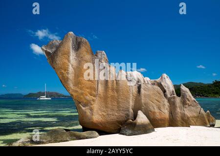 Rockformation de glacis sur l'île de Curieuse, Seychelles. Ile Praslin en arrière-plan Banque D'Images