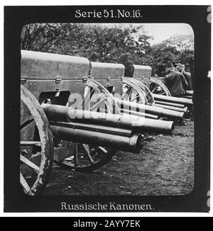 Projection Für Alle - Der Weltkrieg: Die Ostfront. Série 51. N° 16. Russische Kanonen. - Die Firma „projection für Alle“ wurde 1905 von Max Skladanowsky (1861-1939) gegründet. Sie produzierte bis 1928 FAST 100 Serien zu je 24 Glassdias im format 8,3 x 8,3 cm im sog. Bromsilber-Gelatin-Trockenplatten Verfahren. Die Serien umfasten vor allem Städte, Länder, Landschaften aber auch Märchen und Sagen, das Alte Testament und den Ersten Weltkrieg. Banque D'Images