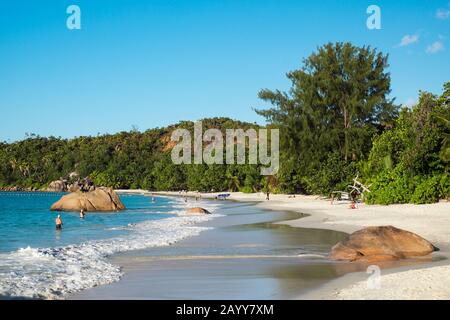 Vue sur l'Anse Lazio, l'une des plages les plus populaires des îles Praslin. Seychelles Banque D'Images