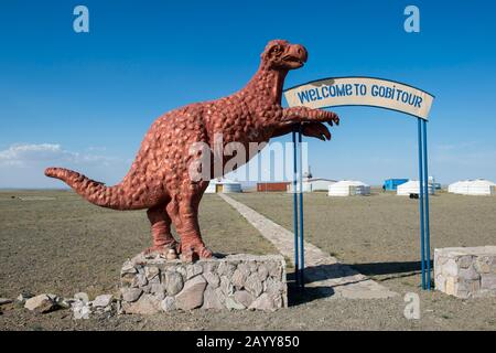 Entrée au camp gobi Tour ger près des falaises de Flaming dans le désert de Gobi près de Bulgan, dans le sud de la Mongolie, où d'importants fossiles de dinosaures étaient f Banque D'Images