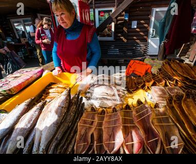 Femme qui vend du poisson séché et fumé en vente au marché, Listvyanka, région d'Irkoutsk, Sibérie, Russie Banque D'Images