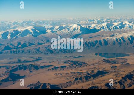 Vue sur les montagnes enneigées de l'Altaï (montagnes de l'Altay) près d'Ulgii en vol d'Ulaanbaatar à Ulgii (Ölgii) dans l'ouest de la Mongolie. Banque D'Images