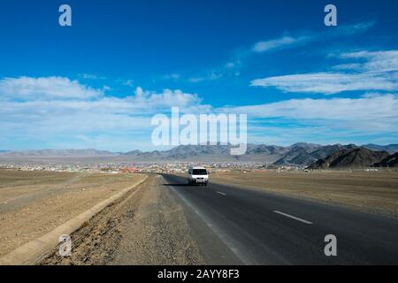 Vue sur la ville d'Ulgii (Ölgii) dans l'ouest de la Mongolie depuis une colline. Banque D'Images