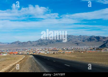 Vue sur la ville d'Ulgii (Ölgii) dans l'ouest de la Mongolie depuis une colline. Banque D'Images