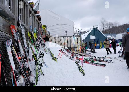 Skis colorés reposant sur une véranda en bois, Camp Fortune, Chelsea, Québec, Canada. Banque D'Images