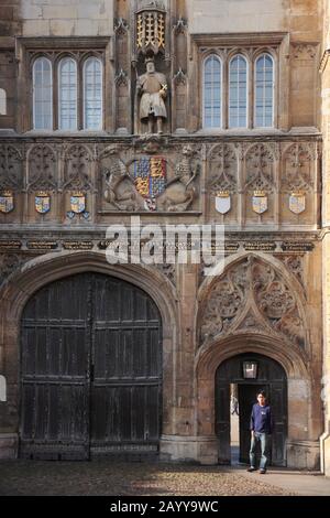 Un étudiant suspect à l'extérieur de la Grande porte ornée, Trinity College, Cambridge, Angleterre, Royaume-Uni Banque D'Images