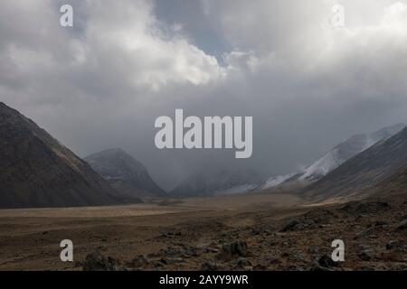 Neige et précipitations dans la vallée de la rivière Hatugeen, dans les montagnes de l'Altaï, dans la province de Bayan-Ulgii, dans l'ouest de la Mongolie. Banque D'Images