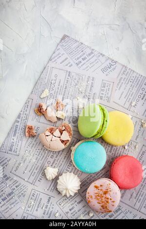 Macarons colorés sur fond gris, vue du dessus, espace de copie Banque D'Images