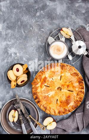 Délicieux gâteau aux pommes américaines classique frais maison, fond gris, vue sur le dessus Banque D'Images