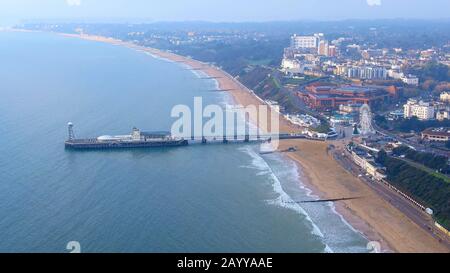 Plage et jetée de Bournemouth en Angleterre Banque D'Images