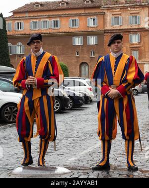 Deux gardes suisses ou pontifica en uniforme de robe bleu, rouge, orange et jaune Renaissance à Rome, Italie. Banque D'Images