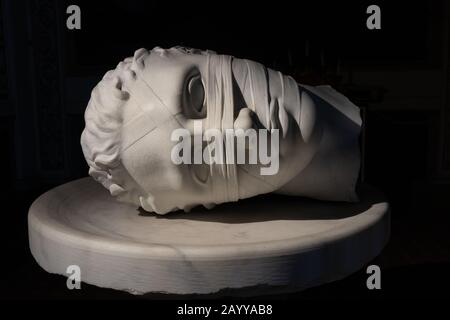 Chef sculpté de Jean-Baptiste par le sculpteur polonais Igor Mitoraj dans la Basilique Sainte Marie des Anges et les Martyrs à Rome, Italie. Banque D'Images