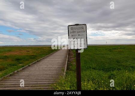 signe de danger à une jetée sur la plage de lytham st annes fylde juin 2019 Banque D'Images