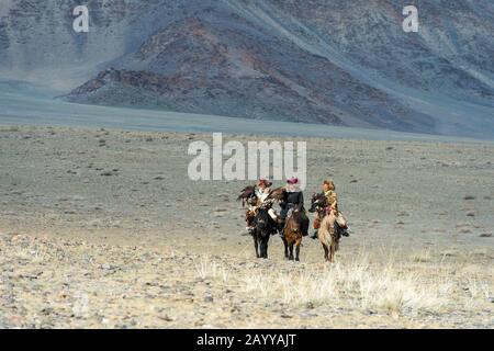 Des chasseurs d'aigles à cheval au parc du Golden Eagle Festival près de la ville d'Ulgii (Ölgii) dans la province de Bayan-Ulgii dans l'ouest de la Mongolie. Banque D'Images