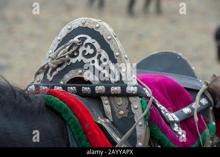 Cheval décoré en selle sur un cheval au parc du Golden Eagle Festival près de la ville d'Ulgii (Ölgii) dans la province de Bayan-Ulgii dans l'ouest de la Mongolie. Banque D'Images