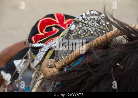 Cheval décoré en selle sur un cheval au parc du Golden Eagle Festival près de la ville d'Ulgii (Ölgii) dans la province de Bayan-Ulgii dans l'ouest de la Mongolie. Banque D'Images