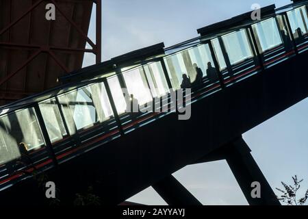 Mine de charbon Zollverein, classée au patrimoine mondial, escalier roulant jusqu'au musée Ruhr dans l'ancienne usine de lavage du charbon, Essen, Banque D'Images