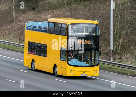 Volvo B9TL bus à impériale à plancher bas et toit ouvert construit par Volvo de 2002 à 2018; mouvement de véhicule à impériale sur l'autoroute nea M6 Banque D'Images