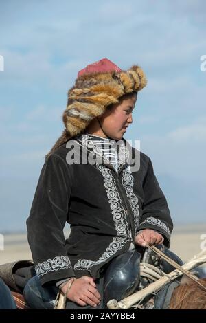 Portrait d'un adolescent kazakh à cheval au Golden Eagle Festival sur le terrain du festival près de la ville d'Ulgii (Ölgii) dans le Bayan-Ulgii P Banque D'Images