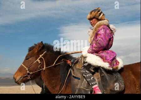 Portrait d'un chasseur d'aigles d'adolescentes kazakh au Golden Eagle Festival sur le terrain du festival près de la ville d'Ulgii (Ölgii) dans le Bayan-Ulgii Banque D'Images