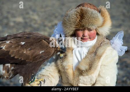 Portrait d'un chasseur d'aigles d'adolescentes kazakh (vainqueur du concours 2014) au Golden Eagle Festival sur le terrain du festival près de la ville d'Ulgi Banque D'Images