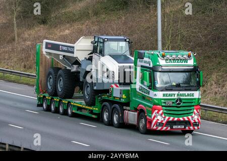 Camions de livraison CADZOW Haulage, camion HGV, transport, camion, cargo, véhicule Mercedes Benz, industrie du transport, M61 à Manchester, Royaume-Uni Banque D'Images