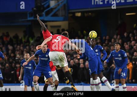 Londres, Royaume-Uni. 17 février 2020. Harry Maguire de Manchester United se dirige vers le but de marquer le deuxième but de l'équipe lors du match de la Premier League entre Chelsea et Manchester United à Stamford Bridge, Londres, le lundi 17 février 2020. (Crédit: Ivan Yordanov | MI News) la photographie ne peut être utilisée qu'à des fins de rédaction de journaux et/ou de magazines, licence requise à des fins commerciales crédit: Mi News & Sport /Alay Live News Banque D'Images