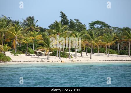 Belle plage tropicale avec sable blanc et mer turquiose sur Green Island, Antigua, Antilles. Banque D'Images