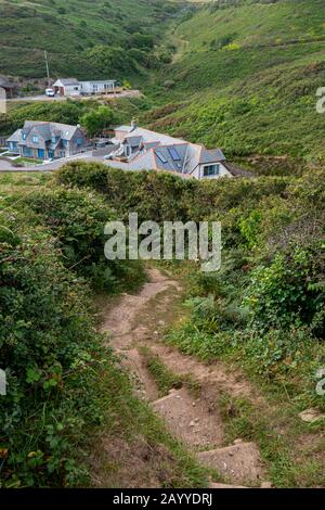 Le sentier de la côte sud-ouest menant à une pente raide sur la colline occidentale à Portreath, au nord de Cornwall, au Royaume-Uni. Banque D'Images