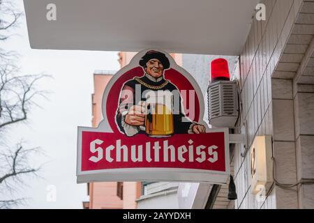 Berlin, ALLEMAGNE - 5 FÉVRIER 2020: Publicité: Vieux logo de la bière allemande Schultheiss À L'Extérieur À UN mur à Berlin, Allemagne Banque D'Images