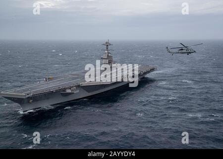 Un hélicoptère Sea Hawk de la marine américaine MH-60 affecté aux Dragonslayers de l'Escadron de combat de la mer d'hélicoptère 1 part du porte-avions nucléaire de classe Nimitz USS Gerald R. Ford en cours d'essais en mer après un réaménagement de 15 mois et une bachedown le 27 octobre 2019 dans l'océan Atlantique. Banque D'Images