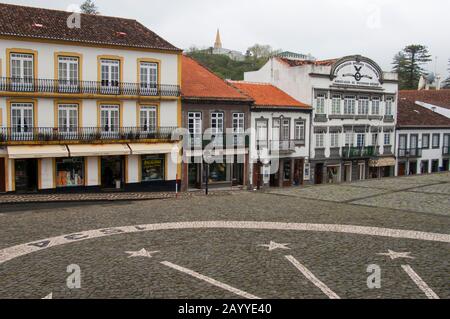 Une scène de rue avec des maisons traditionnelles avec balcons en fer forgé dans la vieille ville d'Angra do Heroismo, un site classé au patrimoine mondial de l'UNESCO, sur Terceira Isl Banque D'Images