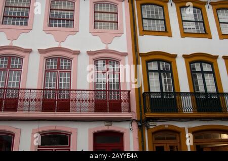 Détail d'une maison traditionnelle avec balcons en fer forgé dans la vieille ville d'Angra do Heroismo, un site classé au patrimoine mondial de l'UNESCO, sur l'île de Terceira en t Banque D'Images