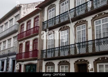 Une scène de rue avec des maisons traditionnelles avec balcons en fer forgé dans la vieille ville d'Angra do Heroismo, un site classé au patrimoine mondial de l'UNESCO, sur Terceira Isl Banque D'Images