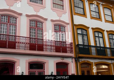 Détail d'une maison traditionnelle avec balcons en fer forgé dans la vieille ville d'Angra do Heroismo, un site classé au patrimoine mondial de l'UNESCO, sur l'île de Terceira en t Banque D'Images