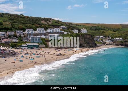 Plage de Portreath le jour de juillet - Portreath, nord de Cornwall, Royaume-Uni. Banque D'Images